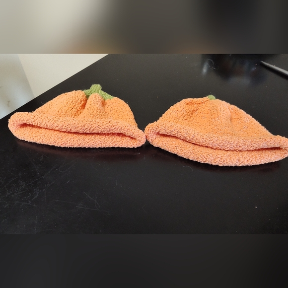 2 hand knitted pumpkin hats for baby/toddler - Picture 4 of 7